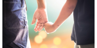 “Le associazioni firmatarie – UDI Napoli, Arcidonna, Donne Insieme, Psy-com Protocollo Napoli, Salute Donna – segnalano la collocazione di un bimbo di 8 anni, contro la sua volontà, in una comunità protetta dove si trova dal 1° dicembre per decreto del tribunale di Napoli: La vicenda viene sollevata, da un lato, a difesa dei diritti del bambino (Convenzione di Lanzarote, Convenzione sull’esercizio dei diritti dei bambini di Strasburgo, Convenzione sui diritti del fanciullo di NY), dall’altro a difesa della sua salute… il minore soffre, infatti, di una patologia autoimmune (favismo) che può dar luogo a gravi scompensi emotivi e soprattutto fisiologici (crisi emolitica grave) in caso di stress, come quello causato delle vicende che descriveremo”