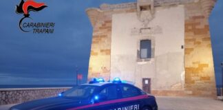 Era senza patente, assicurazione e revisione, probabilmente per questo un uomo a Trapani ha forzato un posto di blocco dei carabinieri: pensava in questo modo di potersela cavare ed invece ha finito per aggravare la sua posizione