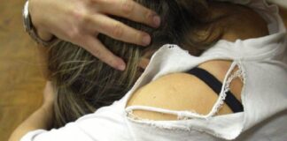 Con il volto tumefatto per le botte appena prese dal marito e in braccio il figlio di 4 anni si è presentata nella caserma dei carabinieri di Giulianova, in provincia di Teramo, per chiedere aiuto dopo essere riuscita a scappare di casa