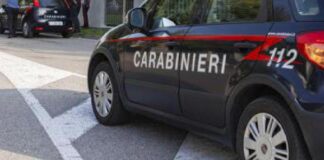 “Papà sta picchiando mamma”: a telefonare al 112 chiedendo aiuto nella notte fra il 25 ed il 26 dicembre scorso, una ragazzina minorenne che ha denunciato il padre… da tempo, in diverse occasioni e in maniera reiterata, lei e la madre hanno subito offese e violenze dall’uomo fino al più grave e recente episodio, quando i carabinieri sono intervenuti presso l’abitazione a seguito della chiamata in cui la minore riferiva che il padre stava picchiando sia lei sia la madre