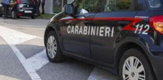 “Papà sta picchiando mamma”: a telefonare al 112 chiedendo aiuto nella notte fra il 25 ed il 26 dicembre scorso, una ragazzina minorenne che ha denunciato il padre… da tempo, in diverse occasioni e in maniera reiterata, lei e la madre hanno subito offese e violenze dall’uomo fino al più grave e recente episodio, quando i carabinieri sono intervenuti presso l’abitazione a seguito della chiamata in cui la minore riferiva che il padre stava picchiando sia lei sia la madre