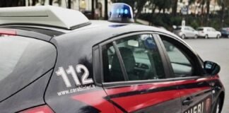 Il clan Di Lauro ”si ritiene proprietario” del suo bar e per non essere più tormentato paga 100mila euro in contanti: 5 arresti