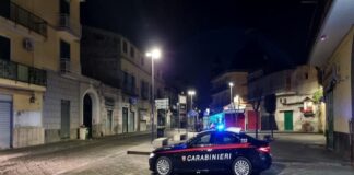 Un 38enne è stato arrestato per maltrattamenti in famiglia e lesioni personali aggravate dopo aver aggredito con un coltello da cucina la sua ex, di fronte ai tre figli, tutti minorenni: è successo a Varcaturo, frazione di Giugliano (Napoli)