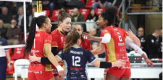 Nel diciassettesimo turno del torneo di A2 femminile, le ragazze di coach Bonafede cadono al “PalaBarton” di Perugia sconfitte (3-0) dalla capolista Bartoccini-Fortinfissi: domenica ultimo turno di regular season al “PalaRescifina” contro la Futura Busto Arsizio per chiudere al meglio la prima fase del campionato