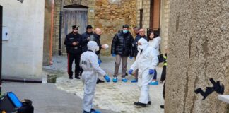 Era già noto alle forze dell’ordine il 24enne romeno Omar Edgar Nedelkov, sottoposto a fermo per il duplice omicidio e vilipendio di cadavere delle due donne, sue connazionali, uccise a Naro, in provincia di Agrigento: in passato era stato indagato perché accusato di furto ai danni della ditta agricola del paese dove lavorava e di avere anche appiccato un incendio ad una delle serre dell’impresa