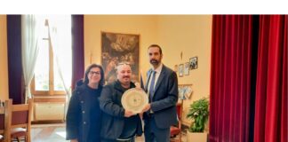 Enzo Piedimonte, celebre pizzaiolo napoletano trapiantato in Sicilia, continua a consolidare la sua reputazione nel panorama gastronomico nazionale, e anche quest’anno accompagnato da Antonella La Scala ha voluto rendere omaggio al Sindaco di Messina Federico Basile donandogli il Piatto Ufficiale dell’Edizione 2024 di Casa Sanremo come già fatto per la scorsa edizione