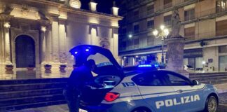 Agenti del Commissariato di P.S. di Avola hanno denunciato nei giorni scorsi, un uomo di 40 anni, già conosciuto alle forze di Polizia, ed attualmente sottoposto alla misura cautelare dell’obbligo di dimora presso il comune di Avola, con la prescrizione di presentarsi giornalmente alla Polizia giudiziaria e di non uscire nelle ore serali e notturne, per i reati di ricettazione, possesso ingiustificato di arnesi atti allo scasso, porto illegale di armi, resistenza a pubblico ufficiale ed inosservanza dei provvedimenti dell’Autorità