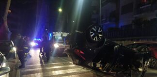 Incidente autonomo poco prima delle 23.00 di ieri, sul viale Regina Elena a Messina e per fortuna senza gravi conseguenze: una donna (una 42enne) alla guida di una Nissan in direzione nord-sud, ha investito un’altra auto, una Twingo (che a sua volta ne ha danneggiato una terza), parcheggiata e, dopo l’impatto, si è cappottata