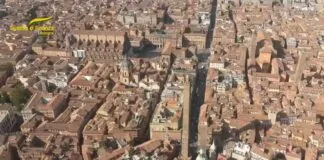Proseguono i controlli in materia di contrasto al fenomeno degli affitti in nero e delle locazioni brevi irregolari nel centro storico della città, da parte dei militari del Comando Provinciale della Guardia di Finanza di Bologna