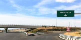 “Sono molto stupito ed amareggiato per le polemiche di oggi, sulla presunta e ovviamente inesistente chiusura della tratta Ispica-Modica per manutenzioni: In occasione dell’inaugurazione, il 7 dicembre scorso, abbiamo chiarito che le due carreggiate sono state aperte in anticipo di sei mesi rispetto ai termini contrattuali di definitivo completamento dei lavori, che scadranno nel prossimo mese di giugno… come è ampiamente risaputo, rimangono da fare solamente delle lavorazioni accessorie, su aree adiacenti alle due carreggiate, che non comporteranno certo la chiusura dell’autostrada, ma solo piccole parzializzazioni e di breve durata”