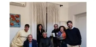 Sulle ultime dinamiche della Fondazione Lucifero si esprime in una nota delle ore scorse, il Direttivo del Movimento Politico “Partiamo da qui” presieduto da Ninni Petrella, che sottolinea: “Le sorti della Fondazione Lucifero ci stanno a cuore, è stato fatto tanto per tutelarla e altrettanto per distruggerla… eppure, nonostante questo, ancora oggi rimane uno dei luoghi più importanti per la comunità milazzese… siamo d’accordo con le dimissioni della professoressa Rosalia Schirò e con quella di mons. Santino Colosi e abbiamo sempre pensato che avviarsi verso il commissariamento, così come previsto dall’art. 25 Codice Civile, sia la soluzione migliore”