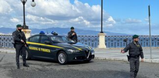 I Finanzieri del Comando Provinciale della Guardia di Finanza di Reggio Calabria e dello S.C.I.C.O., di Roma, con il coordinamento della locale Procura della Repubblica – Direzione Distrettuale Antimafia, diretta dal Dott. Giovanni Bombardieri, stanno dando esecuzione – in Calabria, Puglia e Abruzzo – ad un provvedimento emesso dalla Sezione Misure di Prevenzione del Tribunale di Reggio Calabria che dispone l’applicazione della misura patrimoniale della confisca di compendi societari, trust e disponibilità finanziarie – per un valore complessivamente stimato in circa 400 milioni di euro – riconducibili ad un imprenditore operante nel settore dei giochi e delle scommesse on-line