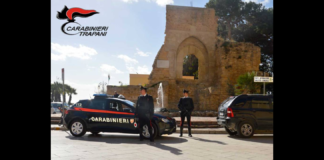 All’alba di oggi, a Mazara del Vallo, i Carabinieri del R.O.S. e del Comando Provinciale di Trapani hanno dato esecuzione ad un’ordinanza di custodia cautelare emessa dal G.I.P. del Tribunale di Palermo su richiesta della D.D.A. a carico di 3 soggetti, gravemente indiziati di appartenere alla famiglia mafiosa di Mazara del Vallo. Le indagini hanno consentito di ricostruire – con un livello di gravità indiziaria ritenuto adeguato dal GIP alla fase cautelare – una serie di presunte dinamiche associative riguardanti gli assetti della famiglia di Mazara del Vallo, già in passato al centro della manovra finalizzata alla ricerca di MESSINA DENARO Matteo ed alla disarticolazione del suo circuito di favoreggiamento