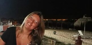 “Ieri mattina intorno alle 10:00 circa mi trovavo all’interno del parco di via Cigna a due passi da spazio 211 insieme ad alcuni residenti, per lasciare del materiale al centro incontro degli anziani: A seguito di alcuni scatti all’interno del parco due individui uno di origine centro africana è una donna probabilmente tossicodipendente, inizialmente si sono avvicinati con fare minaccioso dopodiché l’uomo si è scagliato contro di me cercando di portarmi via il telefono ma per fortuna senza riuscirvi, in quanto sono riuscita a reagire tempestivamente con l’aiuto dei due cittadini e purtroppo ho riportato una prognosi di 15 giorni con lesione al braccio destro e al collo”