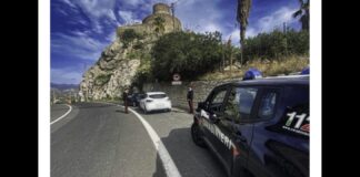 L’11 gennaio 2024, i Carabinieri della Compagnia di Taormina hanno intensificato i controlli su tutto il territorio di competenza con la predisposizione di servizi, attuati anche nelle ore serali e notturne, finalizzati al contrasto dei reati in genere, soprattutto quelli di tipo predatorio e quelli connessi al traffico di sostanze stupefacenti, nonché le violazioni al Codice della Strada