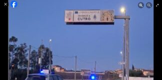 Nelle prime ore di questa mattina personale della Polizia di Stato, ha dato esecuzione all’ordinanza di applicazione della custodia cautelare in carcere emessa dal G.I.P. presso il Tribunale di Catanzaro, su richiesta della Procura della Repubblica – Direzione Distrettuale Antimafia di Catanzaro, nei confronti di nr. 5 soggetti fortemente indiziati, in concorso tra loro, del reato di estorsione, in alcuni casi nella forma del tentativo, aggravata dall’art. 416bis1 c.p., perché commessa da più persone indiziati di appartenere al sodalizio di ‘ndrangheta denominato locale di Cutro