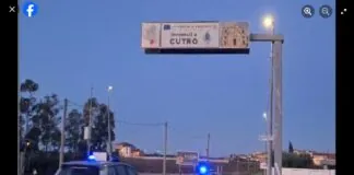 Nelle prime ore di questa mattina personale della Polizia di Stato, ha dato esecuzione all’ordinanza di applicazione della custodia cautelare in carcere emessa dal G.I.P. presso il Tribunale di Catanzaro, su richiesta della Procura della Repubblica – Direzione Distrettuale Antimafia di Catanzaro, nei confronti di nr. 5 soggetti fortemente indiziati, in concorso tra loro, del reato di estorsione, in alcuni casi nella forma del tentativo, aggravata dall’art. 416bis1 c.p., perché commessa da più persone indiziati di appartenere al sodalizio di ‘ndrangheta denominato locale di Cutro