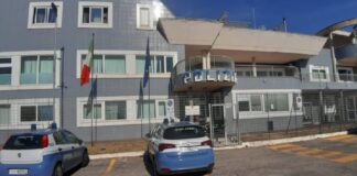 Nelle prime ore della mattinata del 10 dicembre dello scorso anno, gli agenti della Polizia di Stato del Commissariato Anzio-Nettuno sono intervenuti in viale Marconi, nei pressi di un bar, dove un uomo, verosimilmente appena dopo aver perpetrato un furto all’interno del locale, all’atto di uscire, è stato aggredito con violenti calci e pugni, riportando alcune ferite che gli sono state inferte con diverse coltellate; la vittima era stata lasciata riversa a terra, in stato di incoscienza, dove poi era stata soccorsa da personale del 118 per poi essere trasportata presso l’ospedale di Anzio