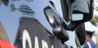 Auto senza assicurazione finisce sul carro attrezzi, il proprietario con un amico aggredisce la Municipale: entrambi sono stati arrestati dai carabinieri