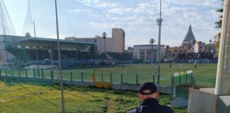 Agenti della Digos della Questura di Siracusa, a seguito di attente verifiche e indagini di Polizia giudiziaria, nelle scorse ore… hanno denunciato un uomo di trent’anni per il reato di tentato danneggiamento