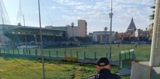 Agenti della Digos della Questura di Siracusa, a seguito di attente verifiche e indagini di Polizia giudiziaria, nelle scorse ore… hanno denunciato un uomo di trent’anni per il reato di tentato danneggiamento