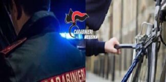 In una via centrale di Messina, tre giovani cittadini stranieri sono stati fermati e arrestati dai Carabinieri della Compagnia di Messina Centro, immediatamente dopo aver asportato una bicicletta elettrica, di cui era stato tranciato il cavo in acciaio che la vincolava ad un palo