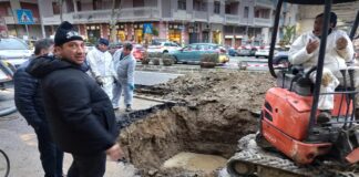 Nel pomeriggio di oggi 28 febbraio 2024, il traffico veicolare ha subito notevoli rallentamenti a Messina a causa di urgenti lavori attuati dai responsabili dell’AMAM che hanno dovuto riparare un improvviso guasto consistente in una perdita di acqua verificatasi in via Garibaldi (lato monte) tra il viale Giostra e via Legnano