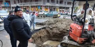 Nel pomeriggio di oggi 28 febbraio 2024, il traffico veicolare ha subito notevoli rallentamenti a Messina a causa di urgenti lavori attuati dai responsabili dell’AMAM che hanno dovuto riparare un improvviso guasto consistente in una perdita di acqua verificatasi in via Garibaldi (lato monte) tra il viale Giostra e via Legnano