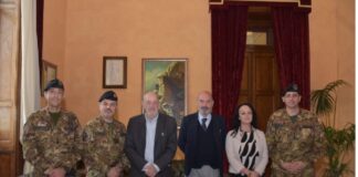 Il vicesindaco Salvatore Mondello ha ricevuto ieri mattina a Palazzo Zanca il noto giornalista e conduttore televisivo Toni Capuozzo, accompagnato dal generale Tafuri della Brigata Aosta e da altri componenti del Comando