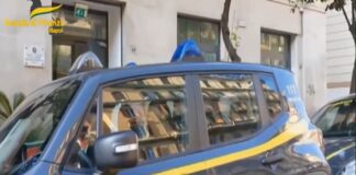 Per delega del Procuratore Distrettuale si comunica che, in data odierna, militari del Nucleo di Polizia Economico-Finanziaria della Guardia di Finanza di Napoli hanno eseguito un’ordinanza di applicazione della misura della custodia cautelare in carcere, emessa dal GIP del Tribunale di Napoli, su richiesta della Procura della Repubblica di Napoli – Direzione Distrettuale Antimafia, nei confronti di sedici persone gravemente indiziate, a vario titolo, dei reati di associazione per delinquere finalizzata al traffico di sostanze stupefacenti, detenzione a fine di spaccio di droga, sequestro di persona a scopo di estorsione, procurata inosservanza di pena