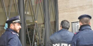 Questa mattina, nelle province di Roma e Latina, gli agenti della Polizia di Stato della Divisione Anticrimine della Questura di Roma hanno eseguito un provvedimento di sequestro finalizzato alla confisca emesso, ai sensi della normativa antimafia, dal Tribunale di Roma – Sezione delle Misure di Prevenzione -, su proposta formulata congiuntamente dal Procuratore della Repubblica di Roma e dal Questore di Roma