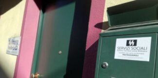 “Settimo come Bibbiano? E’ quanto emerge da un adesivo anonimo che è stato affisso in tutto il centro città”