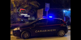I Carabinieri della Sezione Radiomobile della Compagnia di Siracusa hanno arrestato due giovani di 20 e 21 anni del luogo per detenzione abusiva di armi, munizionamento e stupefacenti