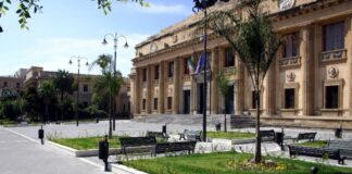 In data odierna…, presso il Tribunale di Messina… è giunta la condanna per l’aggressore dell’avvocato Antonio Lanfranchi, che nell’Estate scorsa era presidente di una sottocommissione per gli esami di abilitazione alla professione forense, e che il 23 giugno 2023 venne selvaggiamente pestato (riportando diverse gravi ferite) nella piazza innanzi al Palazzo di giustizia da parte di un candidato che era stato bocciato poco prima