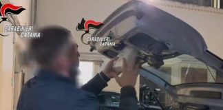 Due calabresi, ritenuti corrieri della droga, sono stati arrestati a Catania da Carabinieri del nucleo Operativo della compagnia Piazza Dante per spaccio di sostanze stupefacenti: trasportavano quasi 4 chilogrammi di cocaina che, venduti al dettaglio, avrebbero permesso alla criminalità di incassare circa 300.000 euro