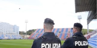 Incontro di calcio Crotone-Messina, 14 tifosi siciliani colpiti da provvedimento di D.A.SPO.: il Questore di Crotone ha emesso quattordici provvedimenti di D.A.SPO. a carico di altrettanti tifosi della squadra messinese i quali, al termine dell’incontro di calcio Crotone – A.C.R. Messina, gara valevole per il campionato di calcio di “Lega Pro-Girone C”, disputata il 29 ottobre 2023 presso lo stadio “E. Scida” di Crotone, durante il servizio di accompagnamento dei tifosi per il rientro nella città peloritana, transitando in questa via G. Carducci, erano scesi improvvisamente dai mezzi, in parte travisati e muniti di oggetti contundenti, con il chiaro intento di cercare lo scontro con i residenti
