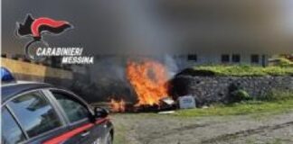 Con l’accusa di illecita combustione di rifiuti speciali, un giovane cittadino straniero è stato denunciato dai Carabinieri di Sant’Alessio Siculo (ME) dopo essere stato sorpreso a distruggere, dandovi fuoco, un cumulo di rifiuti che, dalle verifiche effettuate, risultavano costituiti da materiale plastico, porte in legno e altro ancora