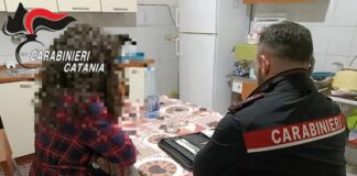 Intervento dei carabinieri in tutta la provincia di Catania, con un arresto effettuato nelle ore scorse: intorno alle 11 del mattino, è giunta al comando di Linguaglossa una telefonata di aiuto da parte di una signora spaventata ed in preda al pianto, che raccontava ai militari che il fratello (di 41 anni), presentatosi davanti al cancello dell’abitazione in cui viveva con la madre, gli stava urlando contro minacce di morte, pretendendo di entrare