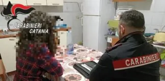 Intervento dei carabinieri in tutta la provincia di Catania, con un arresto effettuato nelle ore scorse: intorno alle 11 del mattino, è giunta al comando di Linguaglossa una telefonata di aiuto da parte di una signora spaventata ed in preda al pianto, che raccontava ai militari che il fratello (di 41 anni), presentatosi davanti al cancello dell’abitazione in cui viveva con la madre, gli stava urlando contro minacce di morte, pretendendo di entrare