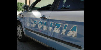 La Polizia di Stato ha eseguito la misura cautelare degli arresti domiciliari nei confronti di un individuo sessantaseienne residente a Rocca di Capri Leone, accusato di aver aggredito due agenti ausiliari del traffico lo scorso luglio nel comune di Capri Leone