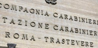 I Carabinieri del Nucleo Operativo della Compagnia di Roma Trastevere, nella giornata del 2 marzo, hanno arrestato sei uomini, tutti originari della provincia di Napoli, perché gravemente indiziati del reato di truffa aggravata in concorso, commessa a Roma, in zona Tomba di Nerone, in danno di una persona anziana