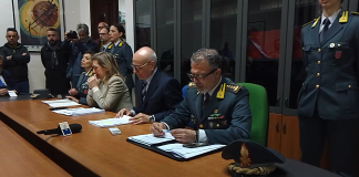 Una presunta truffa sui bonus edilizi è stata scoperta dalla guardia di finanza di Messina che ha sequestrato oltre 37 milioni di euro ed arrestato sei persone: una persona in carcere e cinque ai domiciliari per un intricato schema fraudolento, progettato per lucrare sui vantaggi fiscali derivanti dal Decreto Legge 34 del 2020, noto come Decreto “Rilancio”