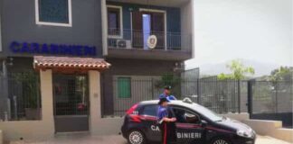 I Carabinieri della Compagnia di Barcellona Pozzo di Gotto (ME) hanno dato esecuzione a un’ordinanza di applicazione della misura cautelare, emessa dal GIP del Tribunale di Barcellona Pozzo di Gotto su richiesta della locale Procura della Repubblica, nei confronti di un 47enne, già noto alle Forze dell’Ordine, sul cui conto il Giudice, nel rispetto della presunzione di non colpevolezza fino a sentenza definitiva, ha riconosciuto gravi indizi di colpevolezza in ordine al reato di “detenzione ai fini di spaccio di sostanze stupefacenti”