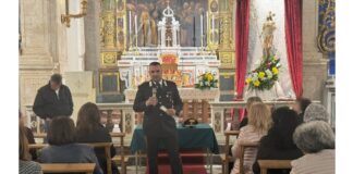 Nell’ambito degli incontri volti alla sensibilizzazione contro le truffe agli anziani, prosegue l’attività di vicinanza e sostegno dei Carabinieri del Comando Provinciale di Messina verso le persone più vulnerabili: in tale contesto, ieri sera presso la parrocchia di S. Nicola di Bari, nel villaggio di San Filippo Superiore a Messina, alla presenza di Padre Danilo Amato, i Carabinieri della Stazione di Messina Bordonaro, rappresentati dal Comandante Maresciallo Maggiore Giancarlo Trimarchi, hanno tenuto un incontro che ha visto la partecipazione di oltre 50 persone