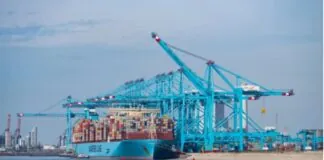 Da quando è scoppiata la crisi del Canale di Suez, ogni giorno circa 2 milioni di container “cercano casa” nel Mediterraneo: se Rotterdam è il porto ideale per la logistica (infatti, con una sola operazione il container viene sbarcato dalla nave e, tramite il nodo logistico intermodale, viene caricato su treno veloce e portato a destinazione), purtroppo il Mediterraneo è privo di strutture del genere… però, dalla fine del 2023 Rotterdam ha perso dal 6 al 10% del solito traffico, quota che si è riversata nel Mare Nostrum… infatti, per compensare i maggiori costi di trasporto, caro-noli e assicurazioni, gli armatori preferiscono accorciare le rotte della catena logistica e del valore… quotidianamente 40 navi continuano ad attraversare Suez, mentre altre 30 compiono il periplo dell’Africa e rientrano nel Mediterraneo dallo Stretto di Gibilterra