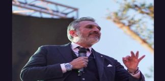 “Sono davvero sconcertato che il Giornale di Sicilia si sia prestato ad una manipolazione così grave della realtà e di fatti e procedure che hanno già nella foto centrale – utilizzata per illustrare la notizia – la prova di questa ‘grande impostura’: Ritratti nella foto, non sono i locali del Consiglio comunale, ma la civile abitazione di qualcuno su cui si è maldestramente inscenata questa falsa ricostruzione… nella didascalia si legge, infatti… ‘al centro un momento del Consiglio comunale con la minoranza (Giuseppe Civiletto, Stefania Vara, Carmela Riolo e Pietro Bulfamante) imbavagliata contro il Consiglio comunale a porte chiuse'”