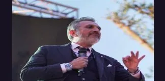 “Sono davvero sconcertato che il Giornale di Sicilia si sia prestato ad una manipolazione così grave della realtà e di fatti e procedure che hanno già nella foto centrale – utilizzata per illustrare la notizia – la prova di questa ‘grande impostura’: Ritratti nella foto, non sono i locali del Consiglio comunale, ma la civile abitazione di qualcuno su cui si è maldestramente inscenata questa falsa ricostruzione… nella didascalia si legge, infatti… ‘al centro un momento del Consiglio comunale con la minoranza (Giuseppe Civiletto, Stefania Vara, Carmela Riolo e Pietro Bulfamante) imbavagliata contro il Consiglio comunale a porte chiuse'”