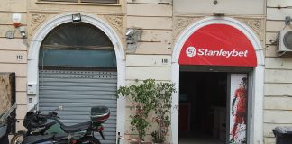 Dopo le ore 17.00 di ieri 02 aprile 2024 a Messina in via Placida, 140 si è verificato un crollo: da un balcone posto al Secondo Piano di uno storico Palazzo che insiste anche su via Canova, via Garibaldi e via Legnano si è distaccata una vasta porzione di intonaco precipitata sul sottostante marciapiede