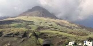 Le indagini relative agli incendi che hanno devastato l’incantevole isola di Stromboli il 25 e 26 maggio 2022 hanno recentemente raggiunto una svolta significativa: l’autorità giudiziaria, sotto la guida del Dr. Giuseppe Verzera della Procura della Repubblica di Barcellona Pozzo di Gotto, ha notificato l’avviso di conclusione delle indagini preliminari a quattro persone e due società, tutte sospettate di essere coinvolte nel disastro ambientale