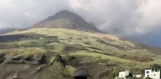 Le indagini relative agli incendi che hanno devastato l’incantevole isola di Stromboli il 25 e 26 maggio 2022 hanno recentemente raggiunto una svolta significativa: l’autorità giudiziaria, sotto la guida del Dr. Giuseppe Verzera della Procura della Repubblica di Barcellona Pozzo di Gotto, ha notificato l’avviso di conclusione delle indagini preliminari a quattro persone e due società, tutte sospettate di essere coinvolte nel disastro ambientale